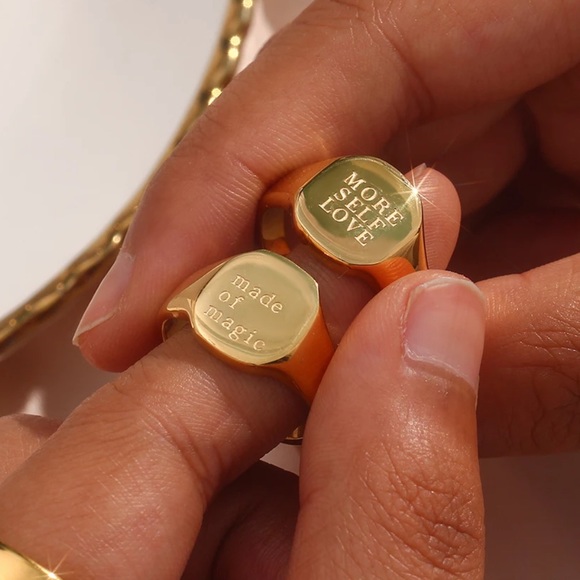 NEW 18K GOLD ENGRAVED LETTERS SQUARE RING, CUTE RING, SHINY RING. - Picture 3 of 5